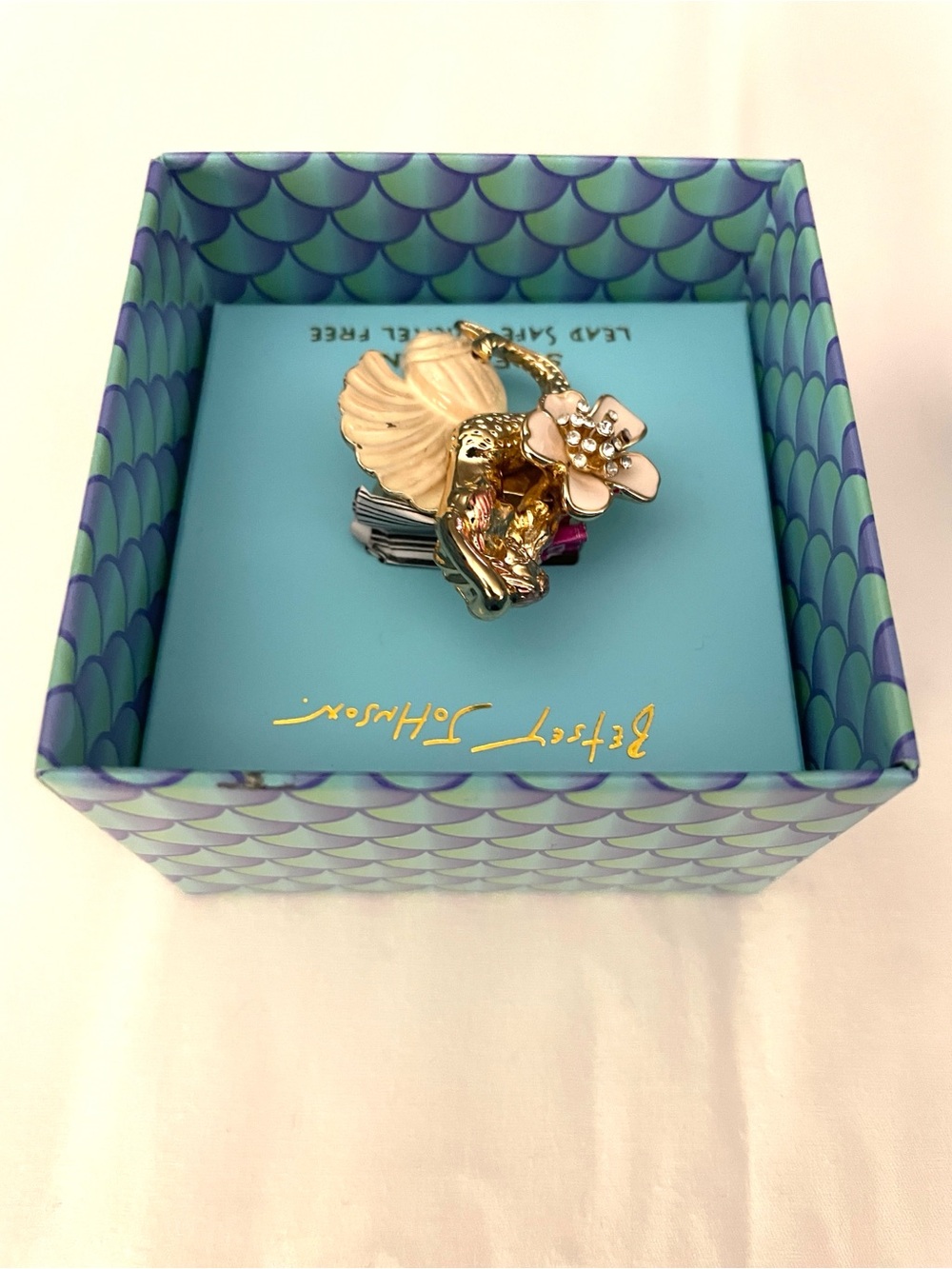 Betsey Johnson Gold Tone Mermaid Flower & Seashell Stretch Cocktail Ring NWT Box - Picture 6 of 8